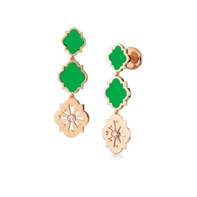 Orecchini pendenti a tre scudi in oro, smalto verde e diamanti