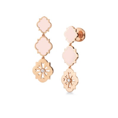 Orecchini pendenti a tre scudi in oro, smalto rosa e diamanti