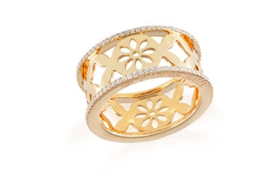 Anello fascia traforata fiore e rombi in oro e pavé di diamanti
