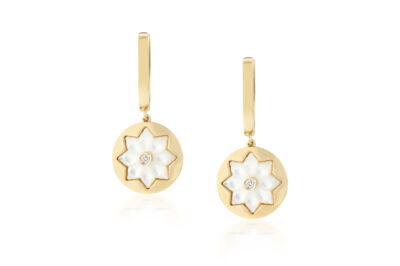 Orecchini pendenti fiore in oro, madreperla e diamanti