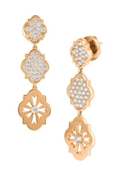 Orecchini pendenti a tre scudi in oro e pavé di diamanti